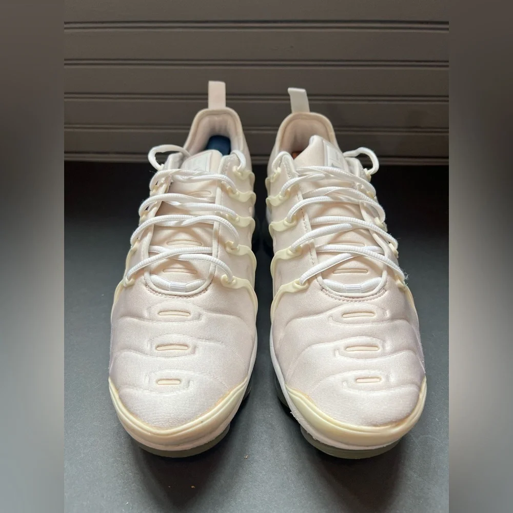 NIKE AIR VAPORMAX PLUS SHOES SIZE. 9.5 TRIPLE WHITE PLATINUM SNEAKERS